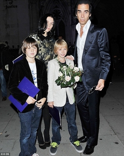Nick Cave, Arthur and Earl Cave. Ник Кейв с женой и двенадцатилетними сыновьями